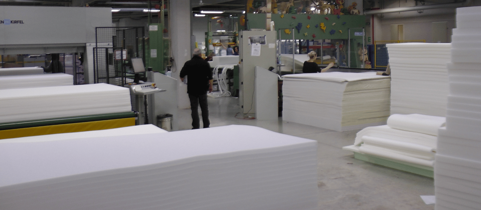 The manufacturing floor where Physiologa's GEOVITAL health mattresses foam is made.